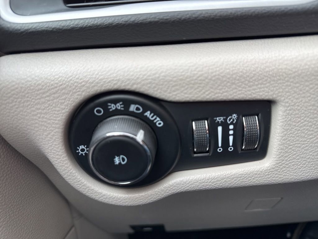 Used 2024 Chrysler Pacifica Touring-L image 50