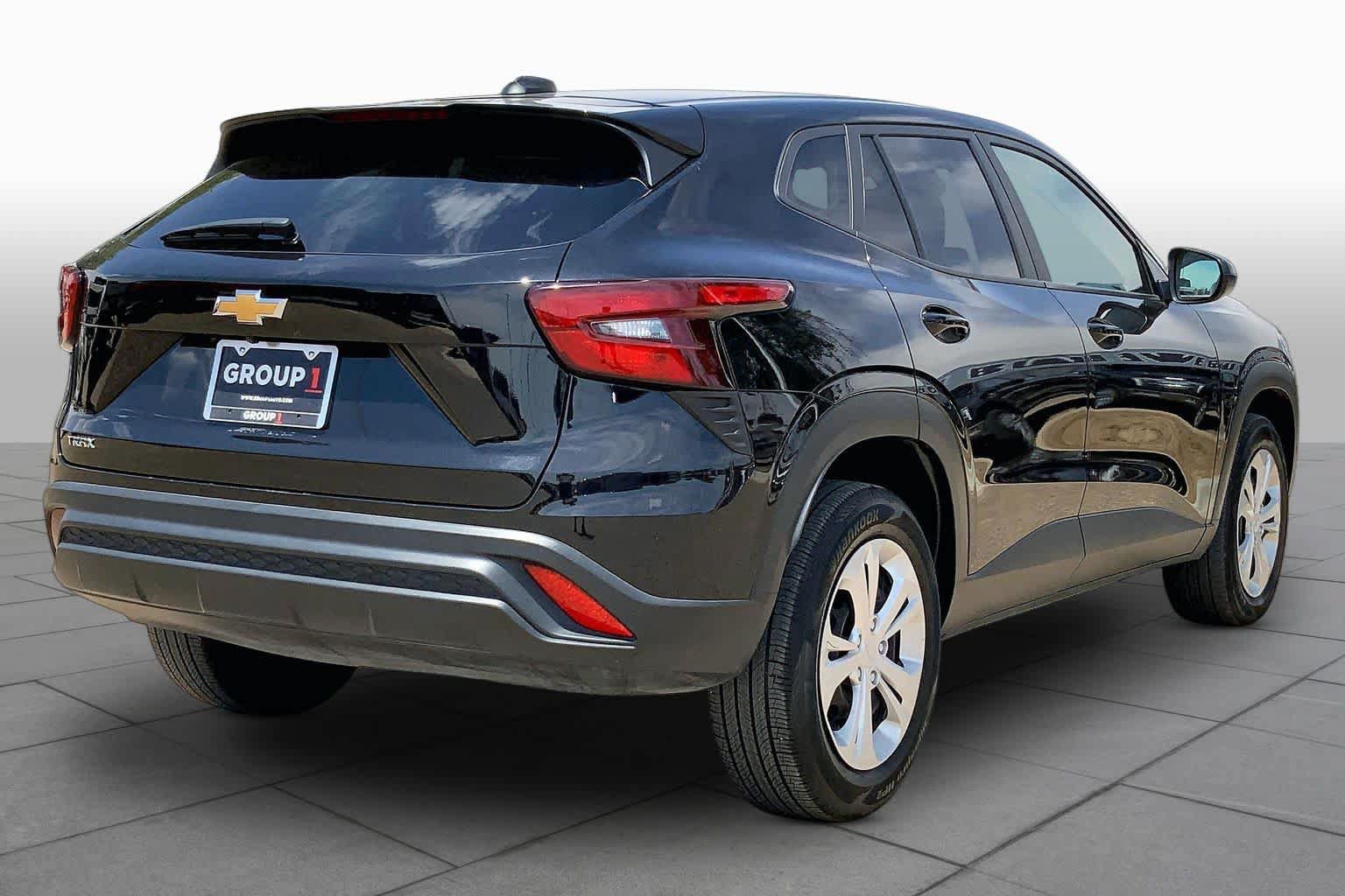 Used 2025 Chevrolet Trax LS FWD image 13