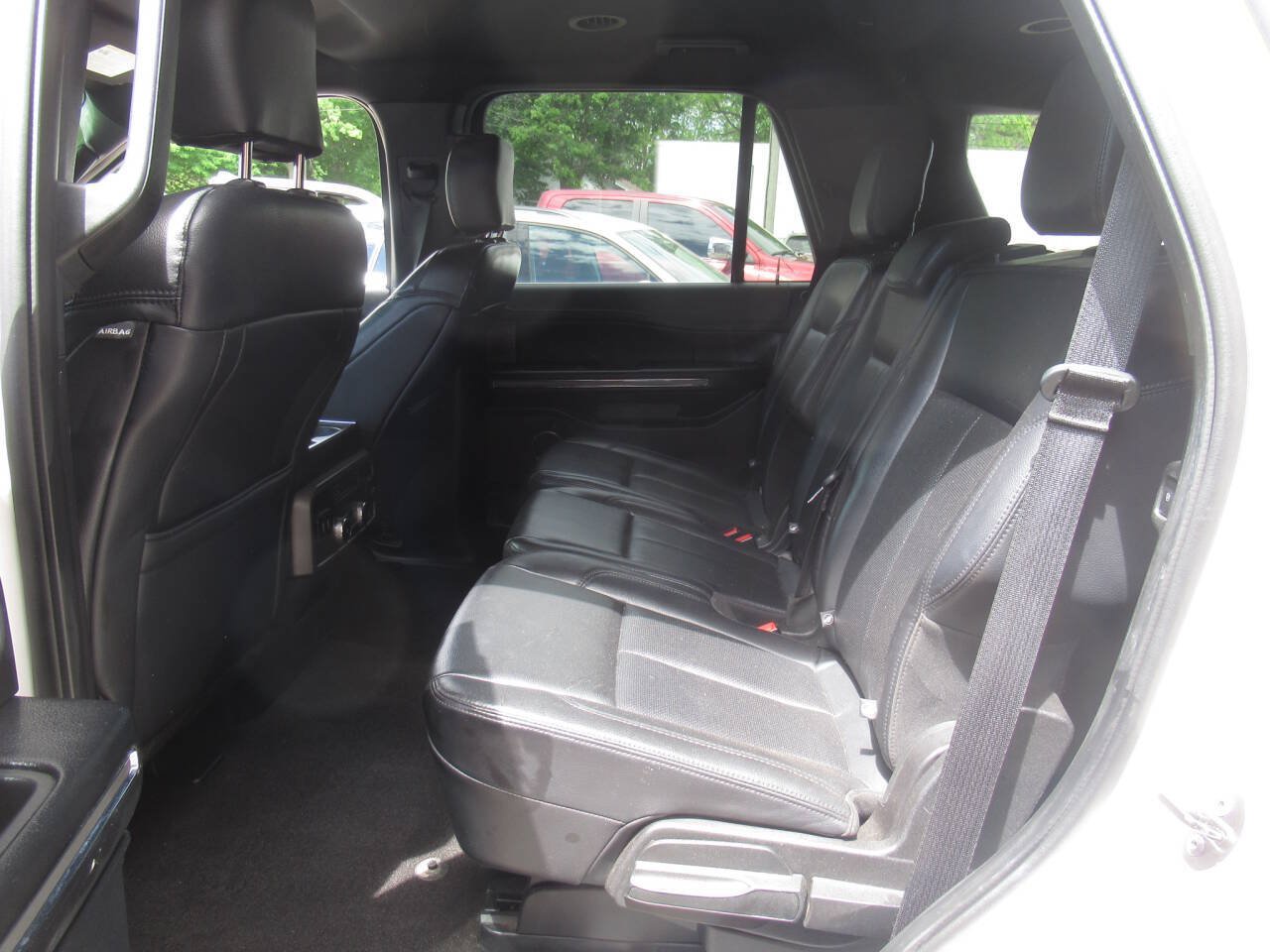 Used 2019 Ford Expedition XLT w/ Equipment Group 202A AWD/4WD image 16