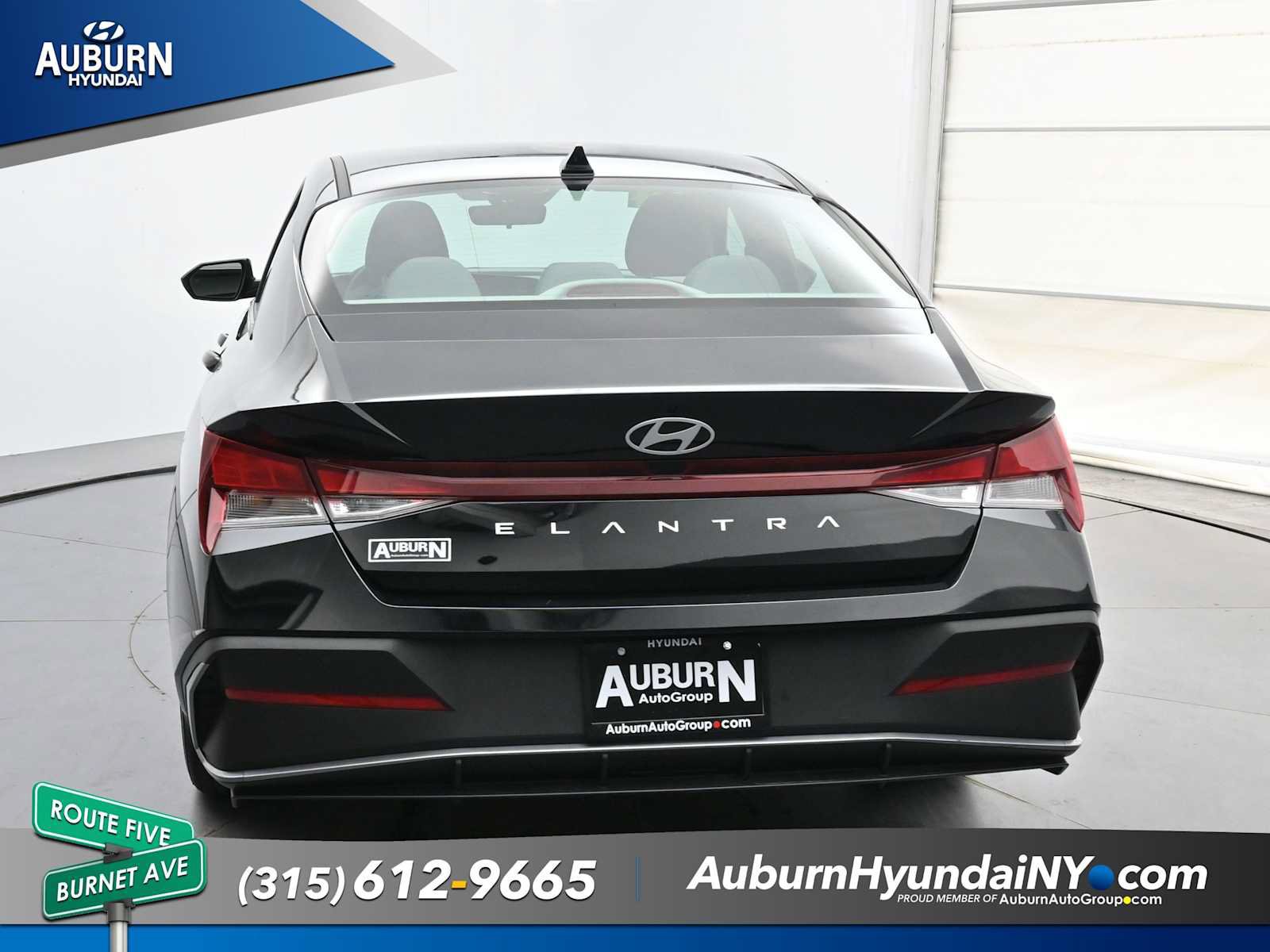 Used 2024 Hyundai Elantra SE FWD image 3