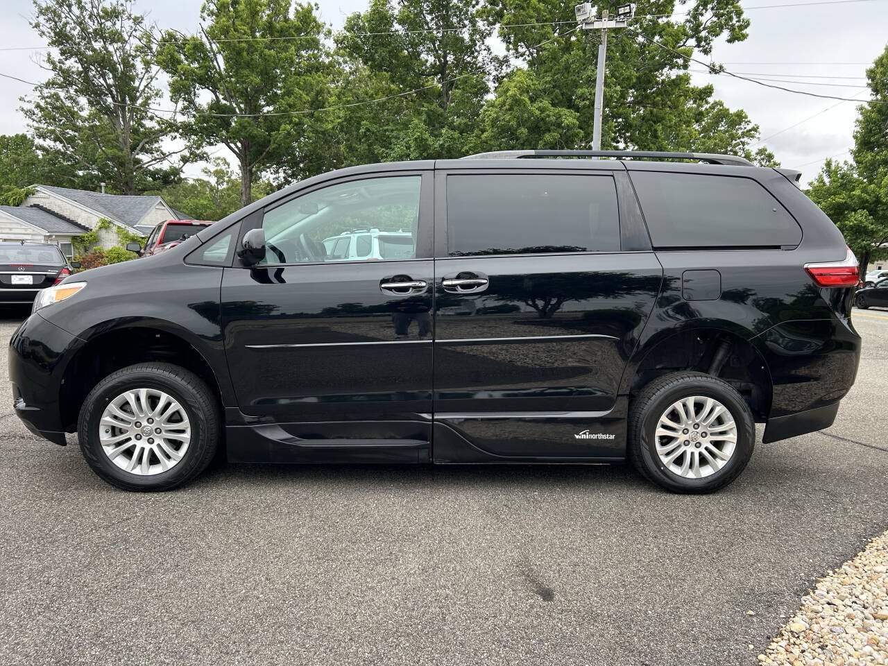 Used 2017 Toyota Sienna XLE FWD image 13