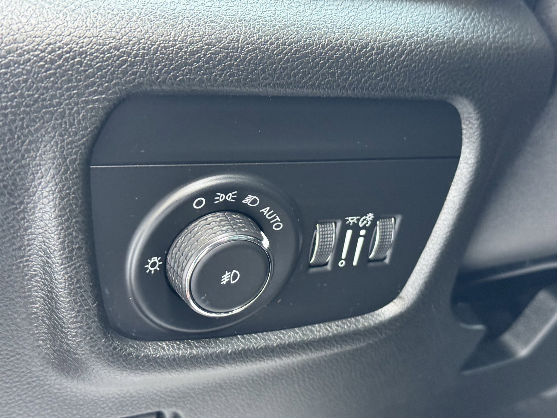 Used 2023 Jeep Grand Cherokee Limited image 22