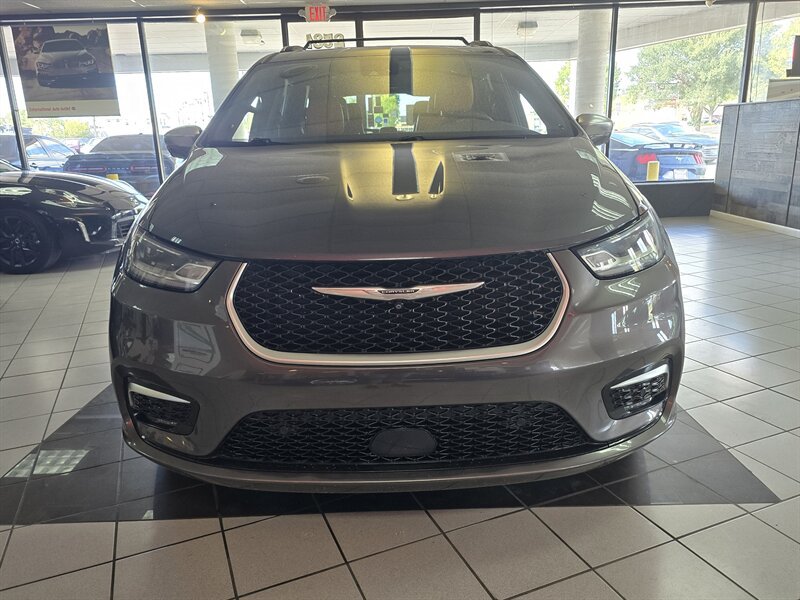Used 2022 Chrysler Pacifica Pinnacle FWD image 2