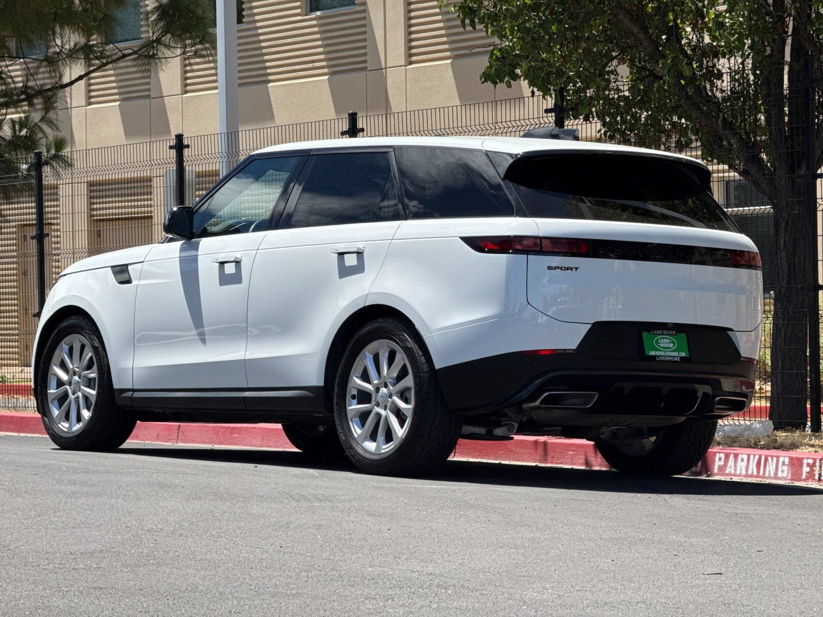 Used 2025 Land Rover Range Rover Sport SE AWD/4WD image 4