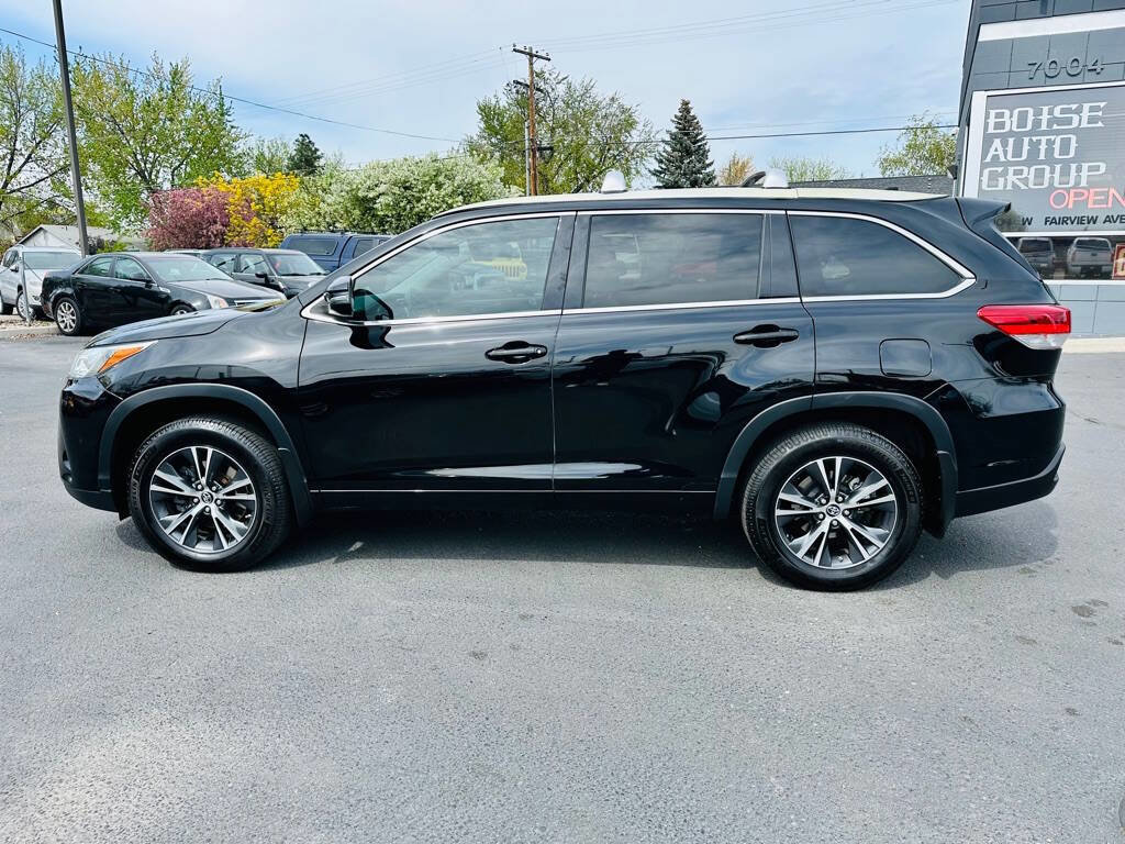 Used 2017 Toyota Highlander Plus w/ Carpet Mat Package AWD/4WD image 4