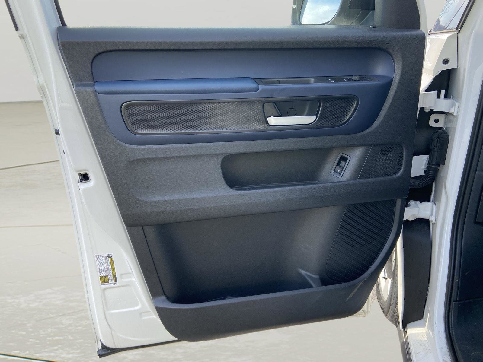 New 2025 Volkswagen ID. Buzz Pro S image 29