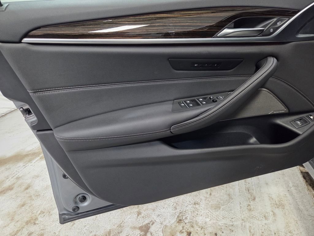 Used 2023 BMW 530e xDrive w/ Premium Package image 13