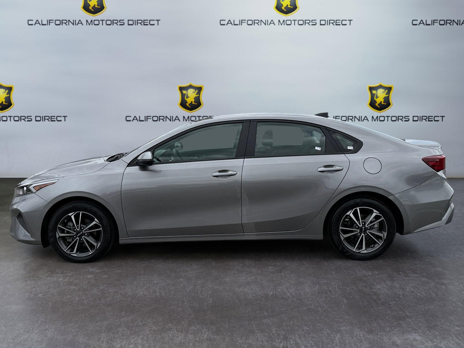 Used 2023 Kia Forte LXS w/ LXS Technology Package FWD image 2