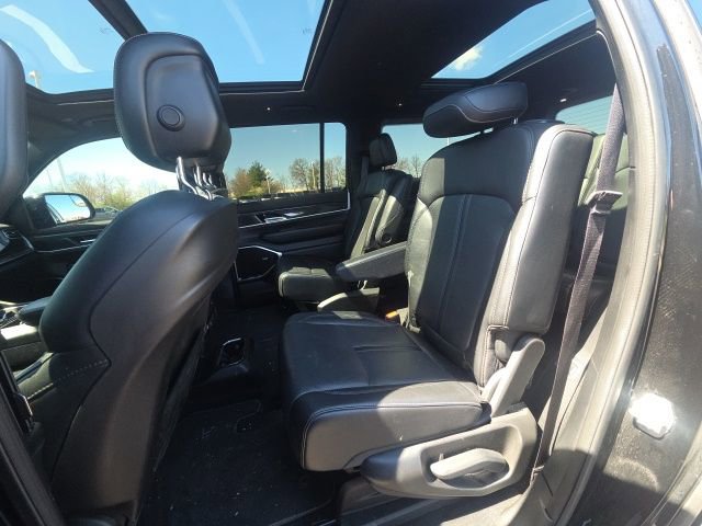 Used 2022 Jeep Wagoneer Series III w/ Premium Group I AWD/4WD image 23