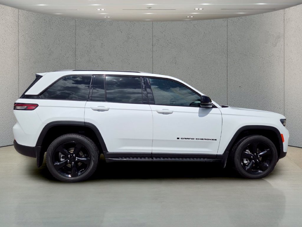 Used 2025 Jeep Grand Cherokee Limited AWD/4WD image 4