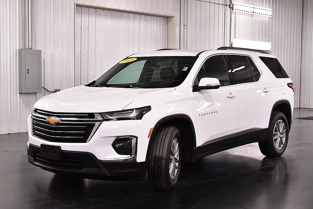 Used 2023 Chevrolet Traverse LT w/ Rear Camera Mirror Package image 3