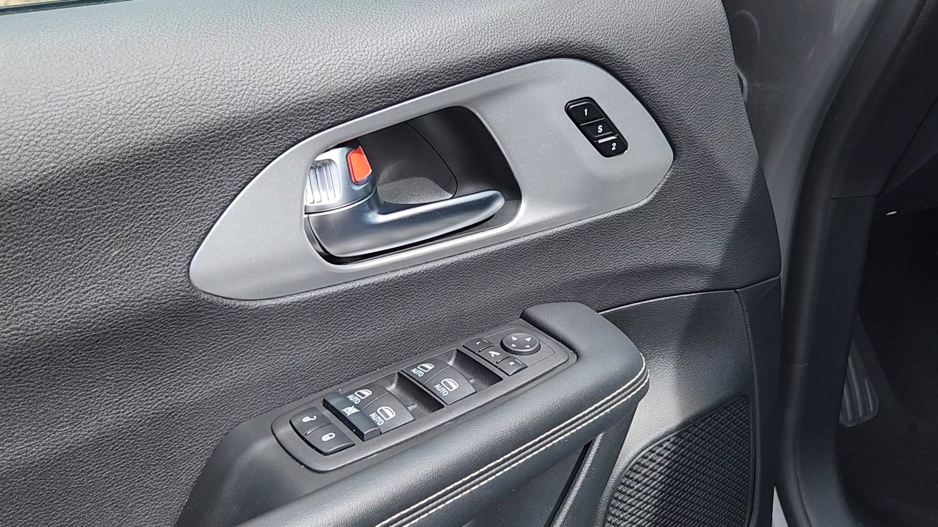 Used 2025 Chrysler Pacifica Limited image 7