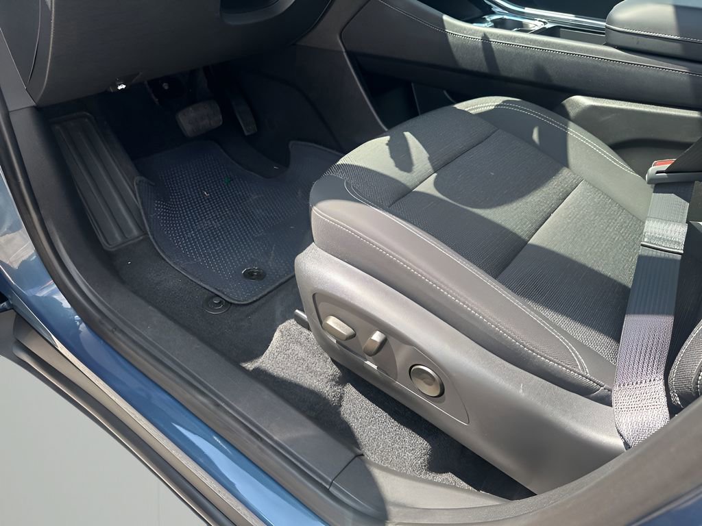 Used 2025 Chevrolet Traverse LT image 29