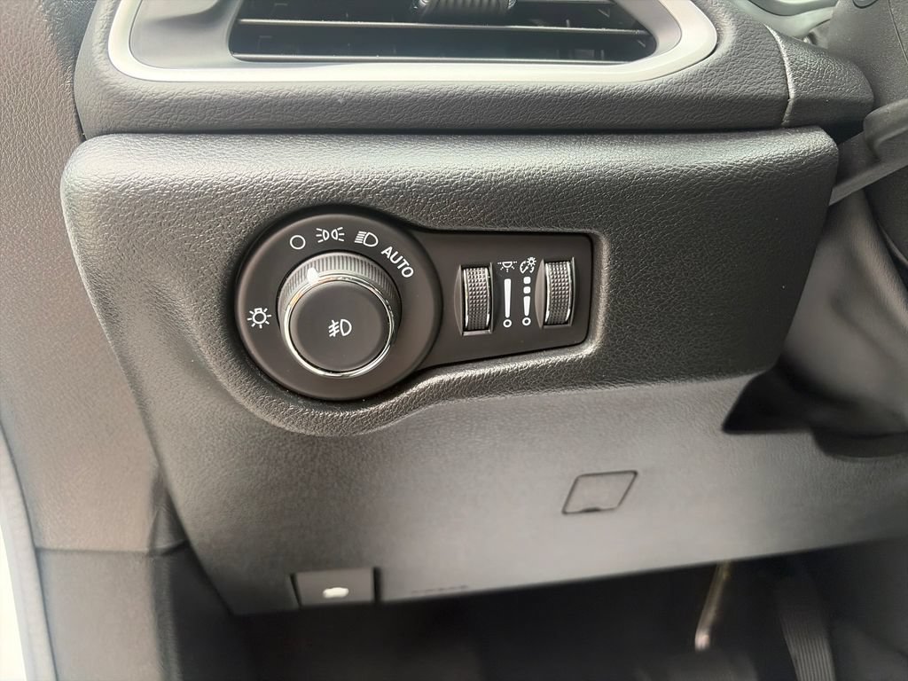 Used 2026 Chrysler Pacifica Select FWD image 31