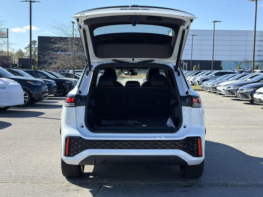 New 2026 Volkswagen Tiguan SE R-Line FWD image 15