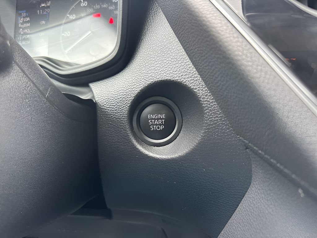 Used 2025 Toyota Corolla Cross LE image 19
