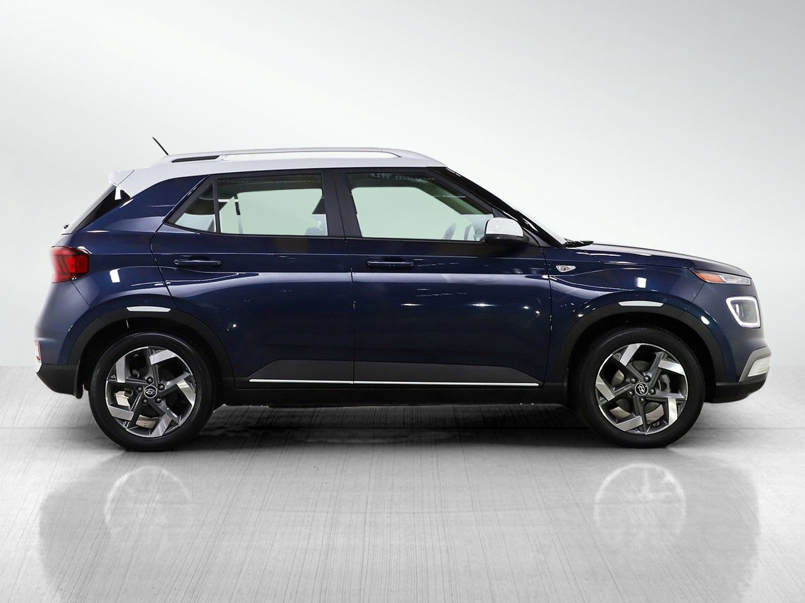 Certified 2023 Hyundai Venue Limited w/ Cargo Package image 6