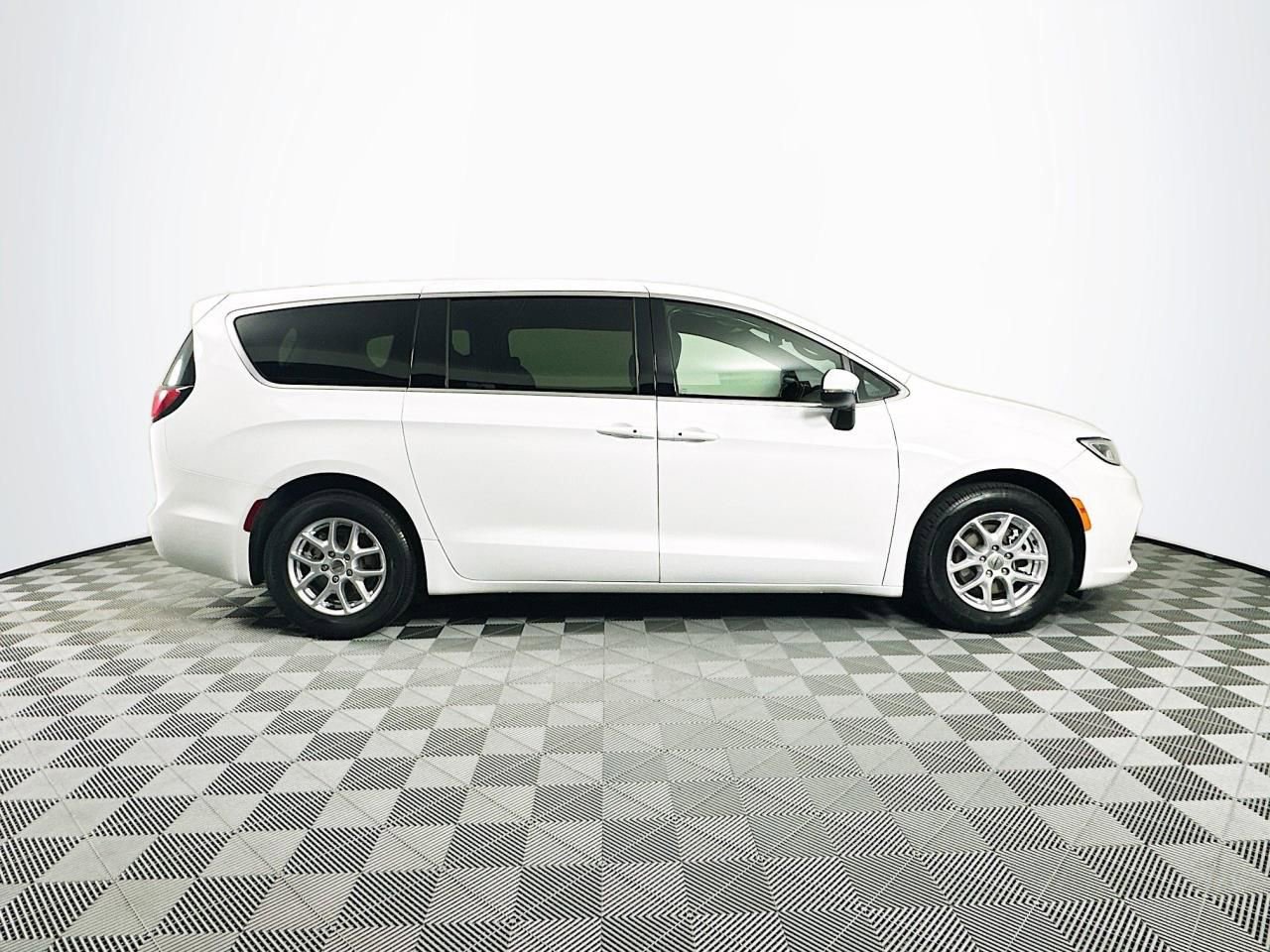 Used 2023 Chrysler Pacifica Touring image 7