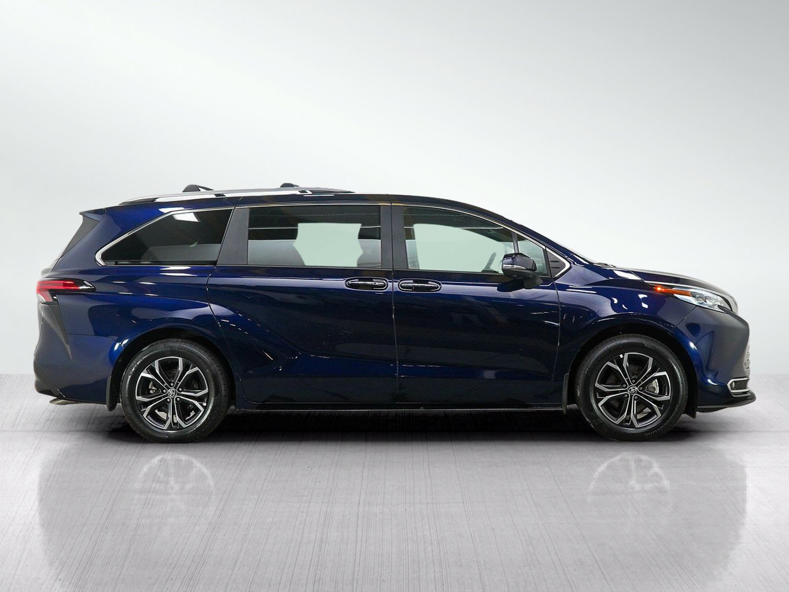 Used 2025 Toyota Sienna Platinum AWD/4WD image 8