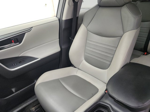 Used 2021 Toyota RAV4 XLE Premium AWD/4WD image 16