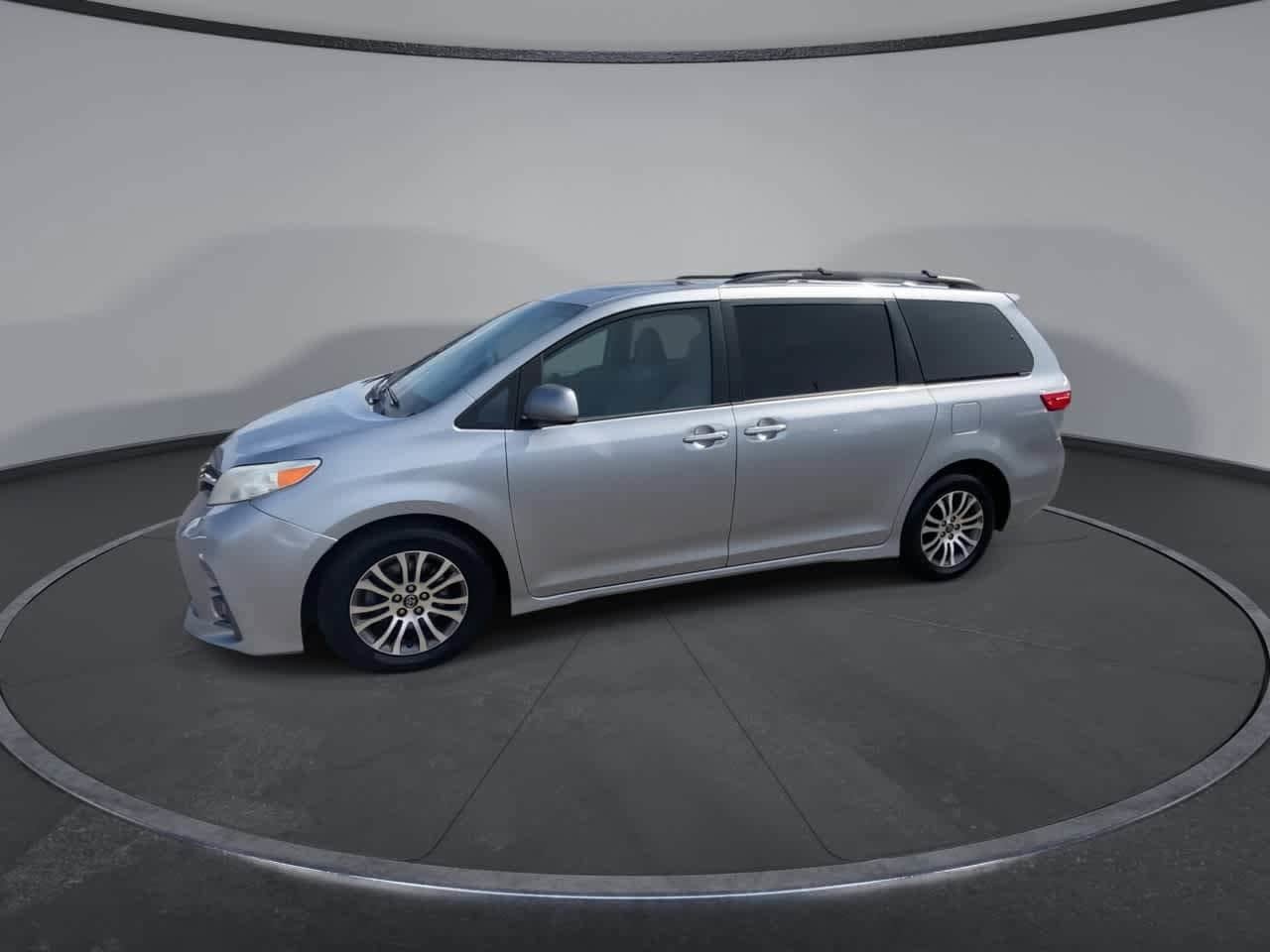 Certified 2018 Toyota Sienna XLE FWD image 4