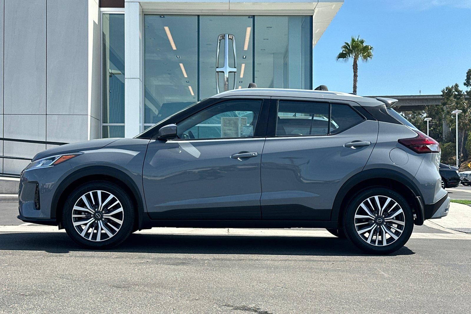 Used 2022 Nissan Kicks SV w/ Interior Electronics Package FWD image 6