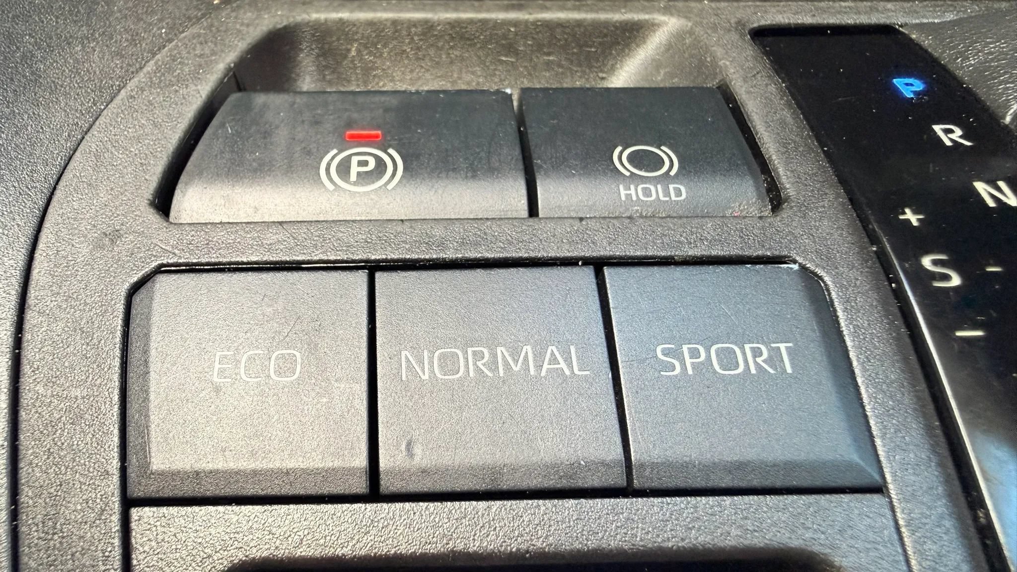 Used 2022 Toyota RAV4 LE FWD image 25