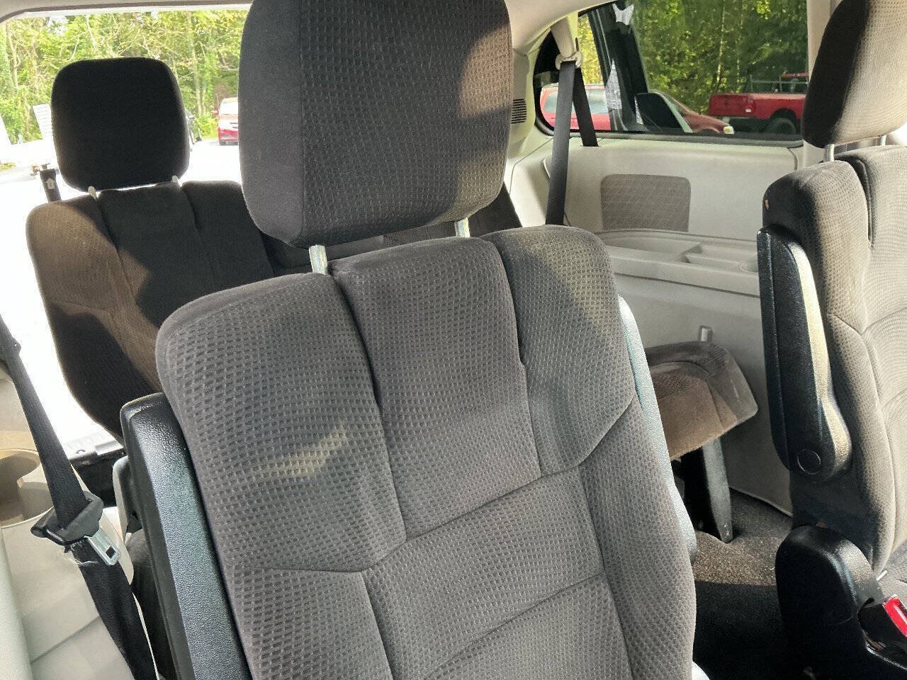 Used 2012 Dodge Grand Caravan SE FWD image 17