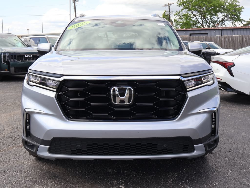 Used 2025 Honda Pilot Touring image 3