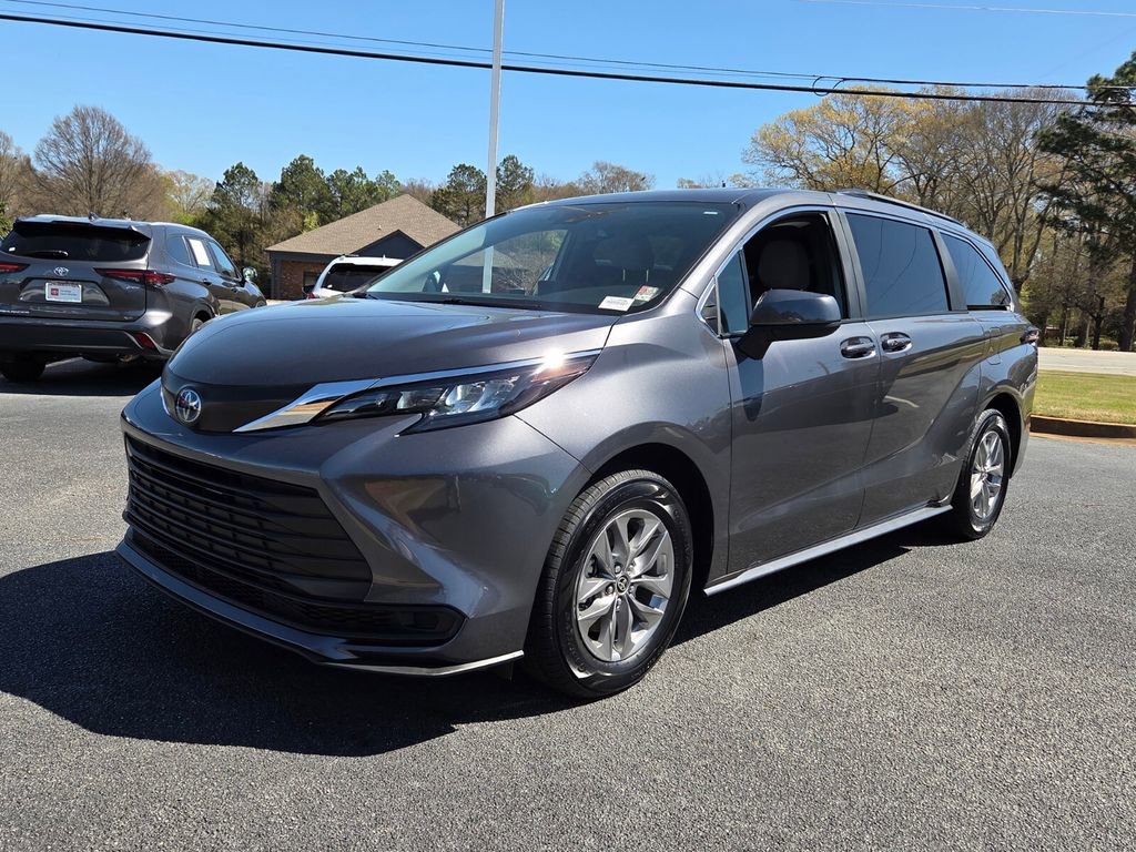 Used 2025 Toyota Sienna LE image 3