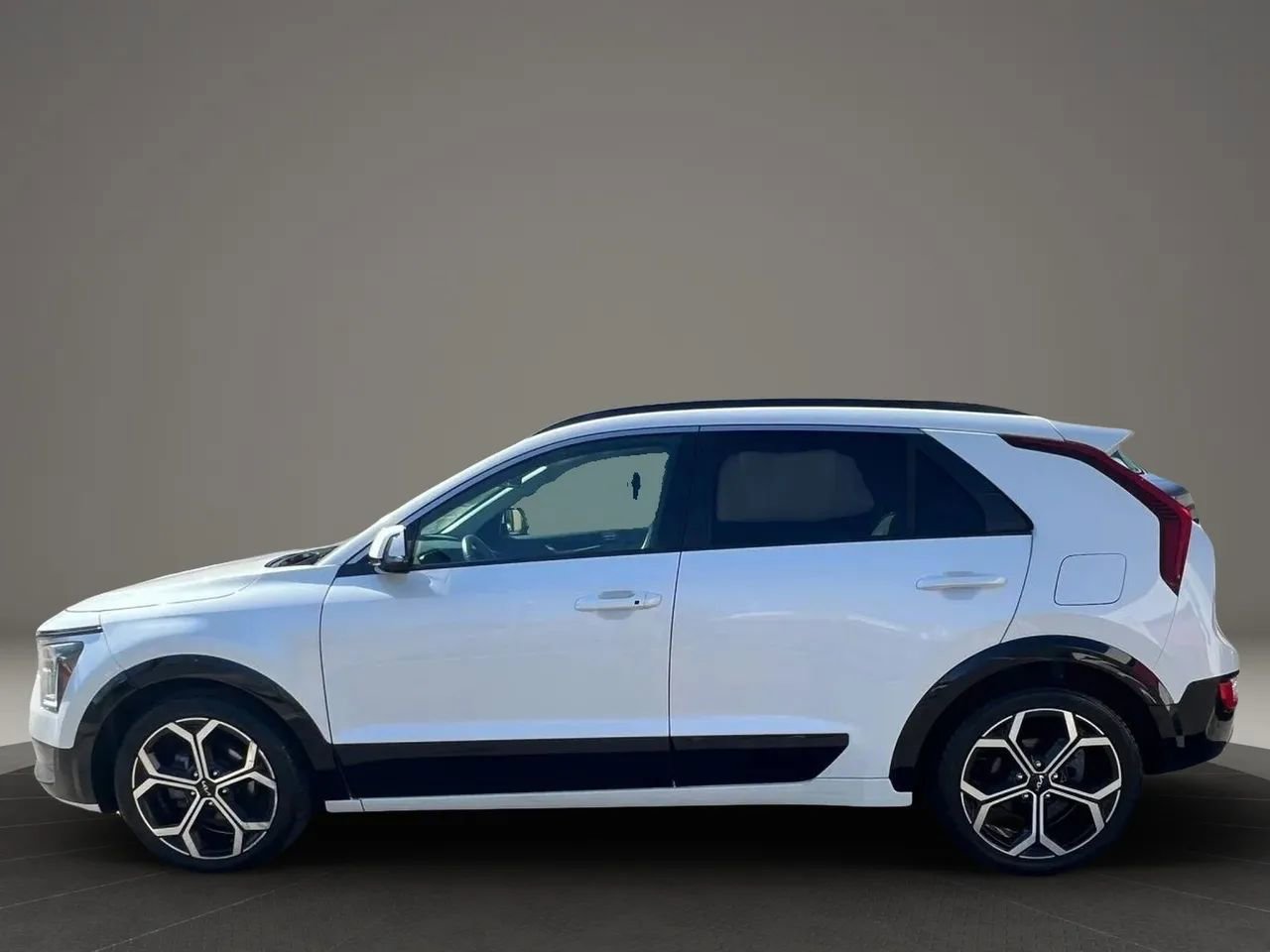 Used 2023 Kia Niro EX Touring FWD image 7