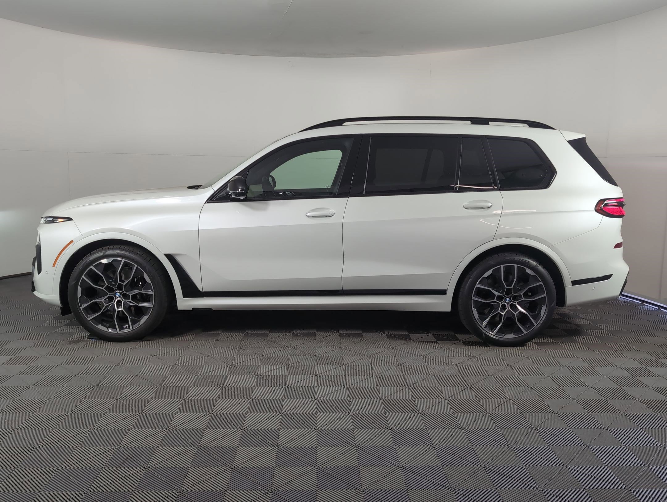New 2026 BMW X7 M60i image 2