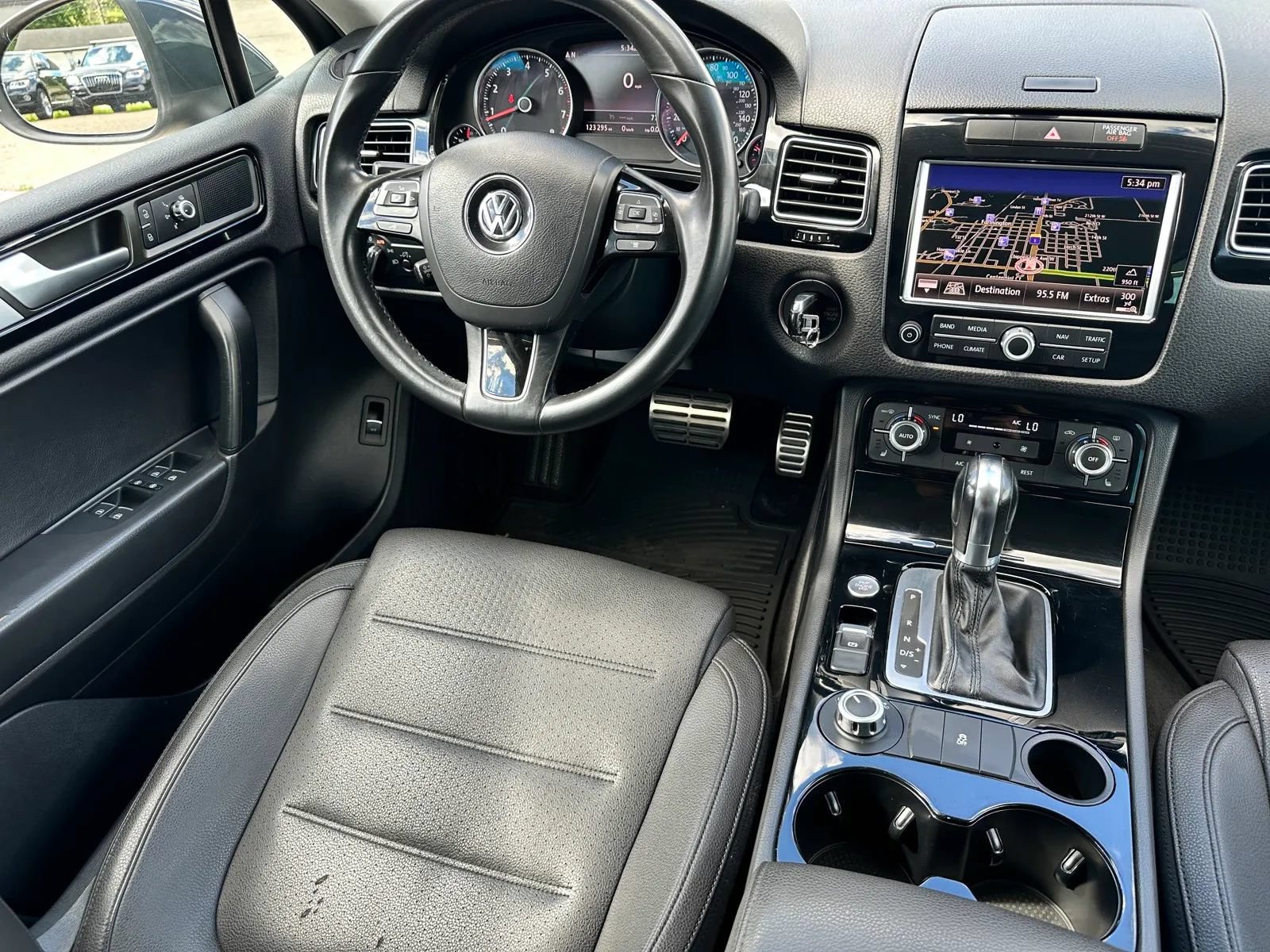 Used 2014 Volkswagen Touareg Sport AWD/4WD image 12