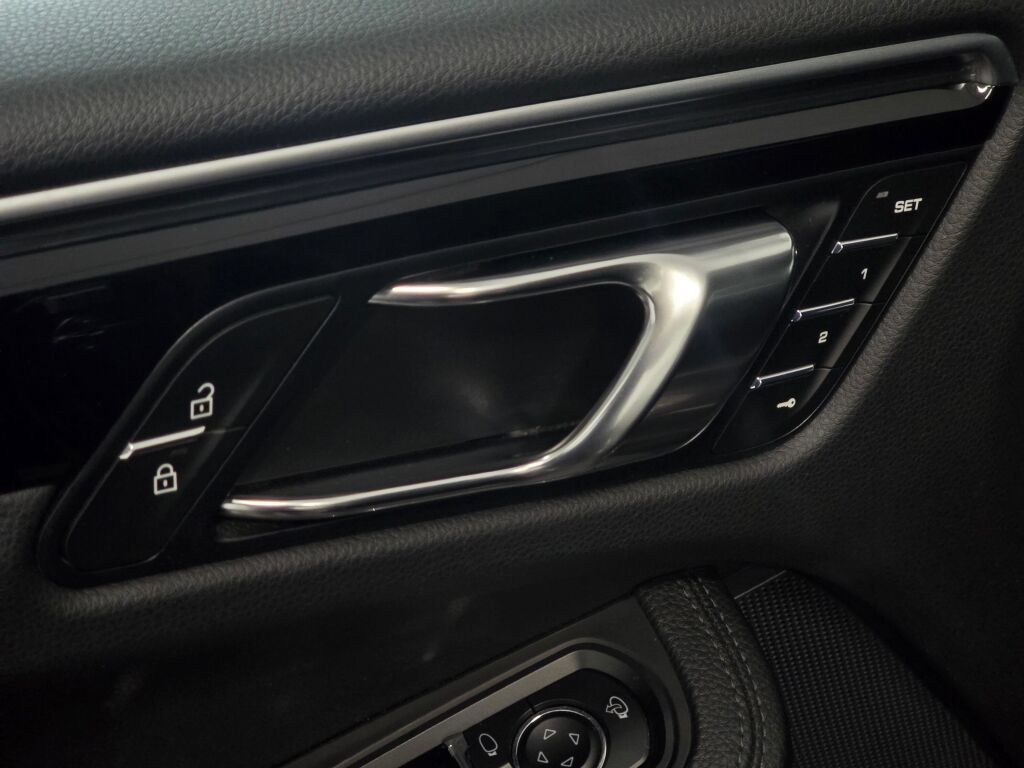 Certified 2024 Porsche Macan AWD/4WD image 31