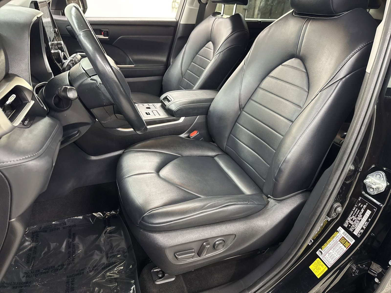 Used 2023 Toyota Highlander XLE AWD/4WD image 25