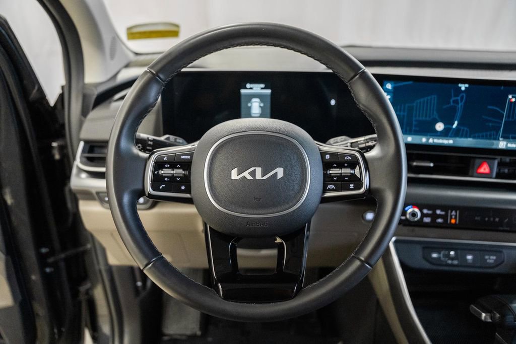 Used 2025 Kia Carnival FWD image 33