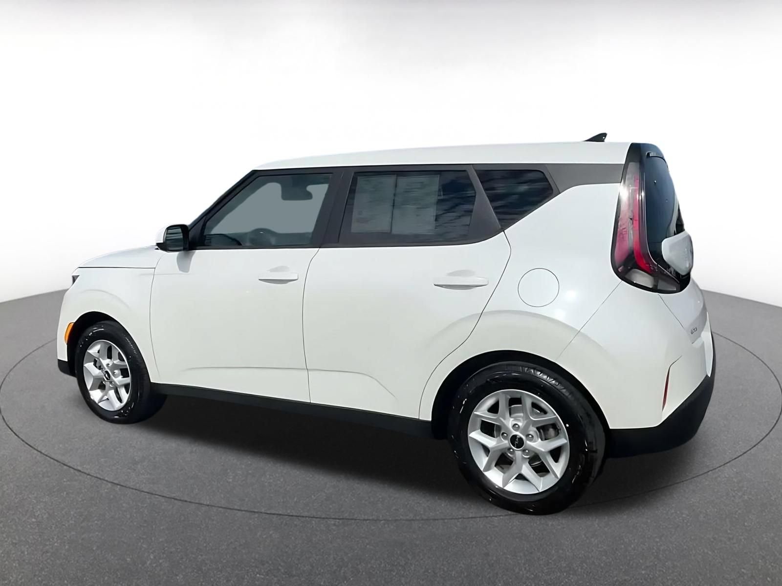 Used 2025 Kia Soul LX w/ LX Technology Package FWD image 9