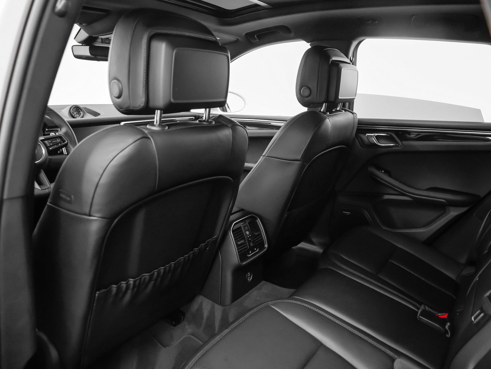 Certified 2025 Porsche Macan AWD/4WD image 29