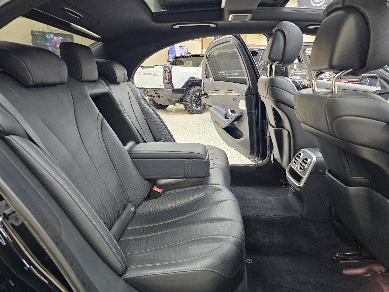 Used 2017 Mercedes-Benz S 550 Sedan image 24