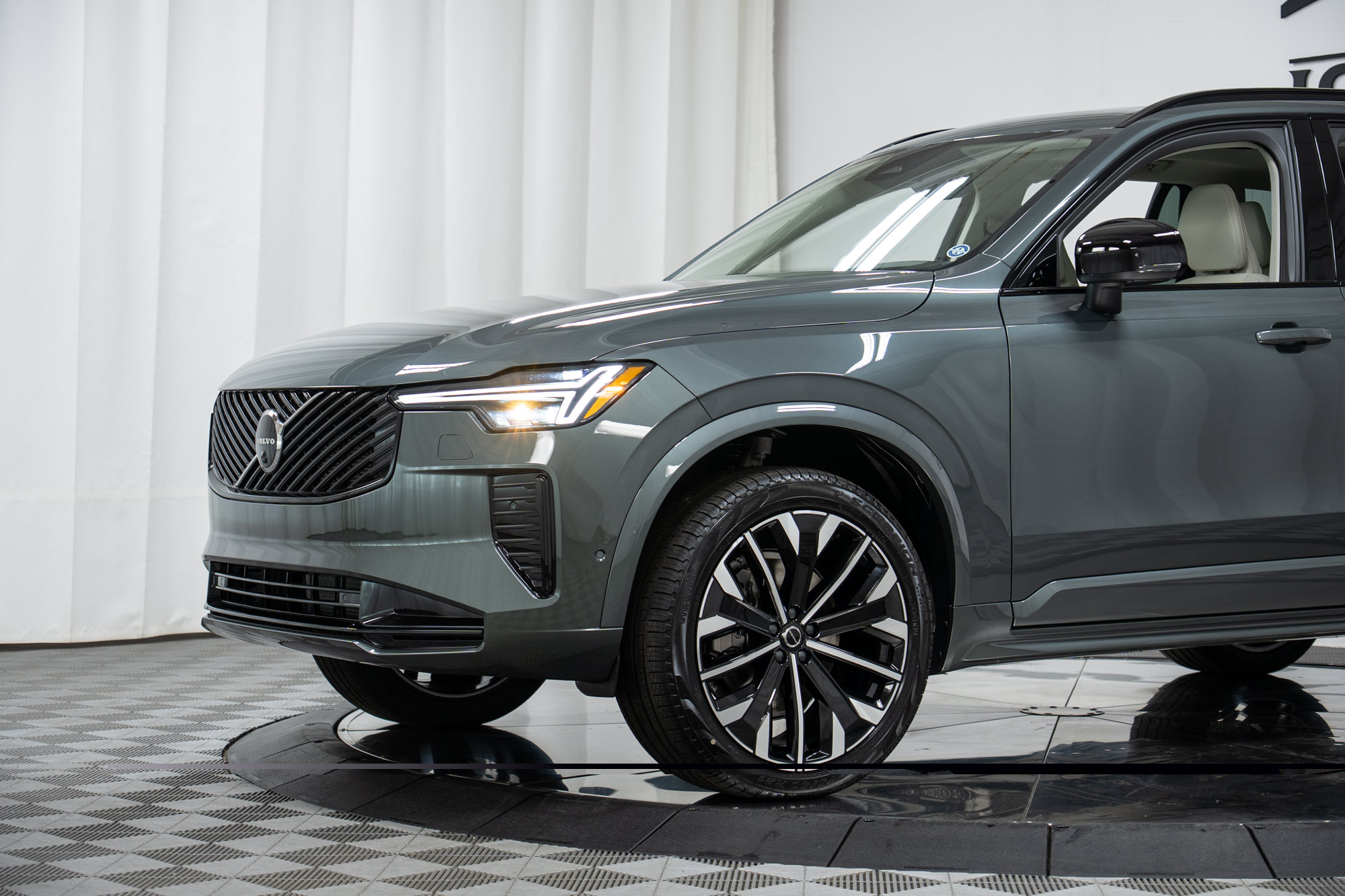 New 2027 Volvo XC90 B6 Ultra AWD/4WD image 26