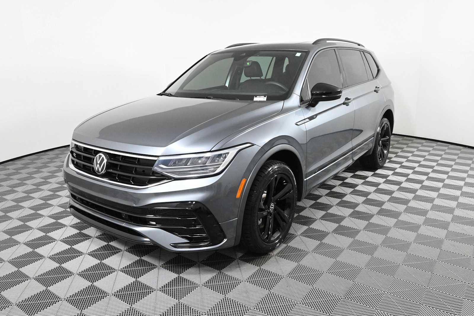 Certified 2023 Volkswagen Tiguan SE R-Line FWD image 2