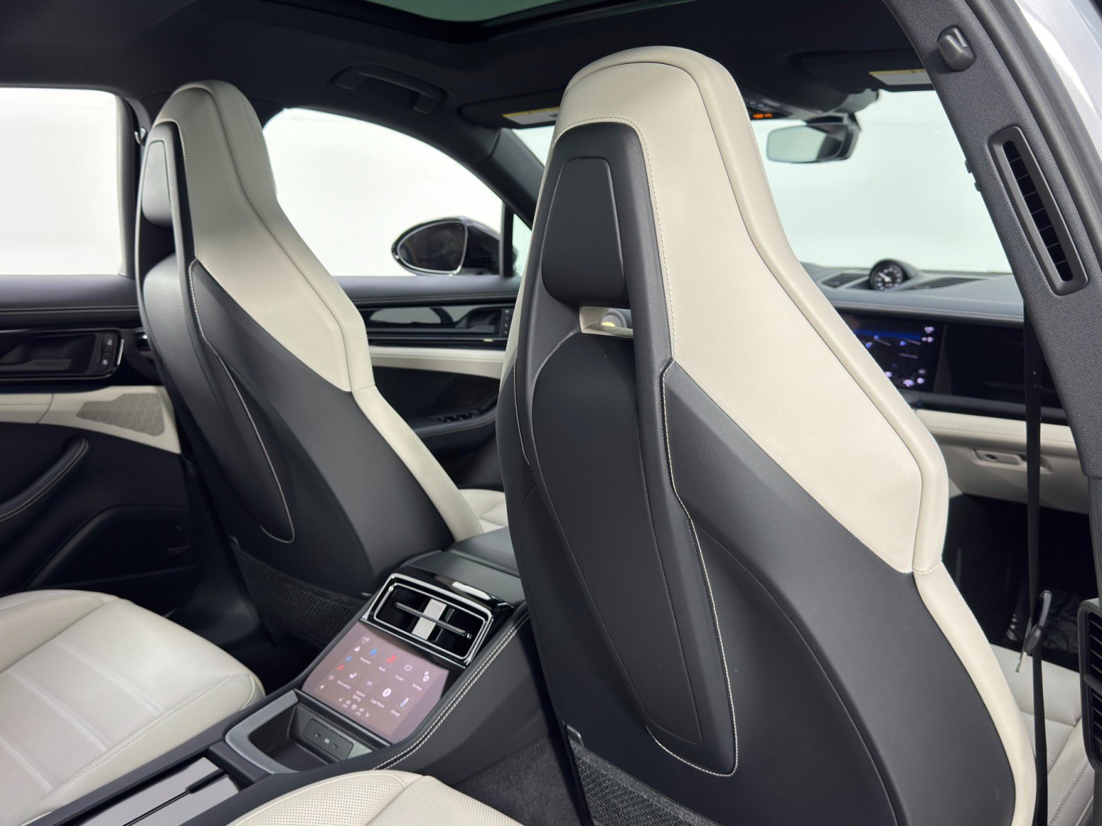 Used 2024 Porsche Panamera 4 w/ Premium Package image 40