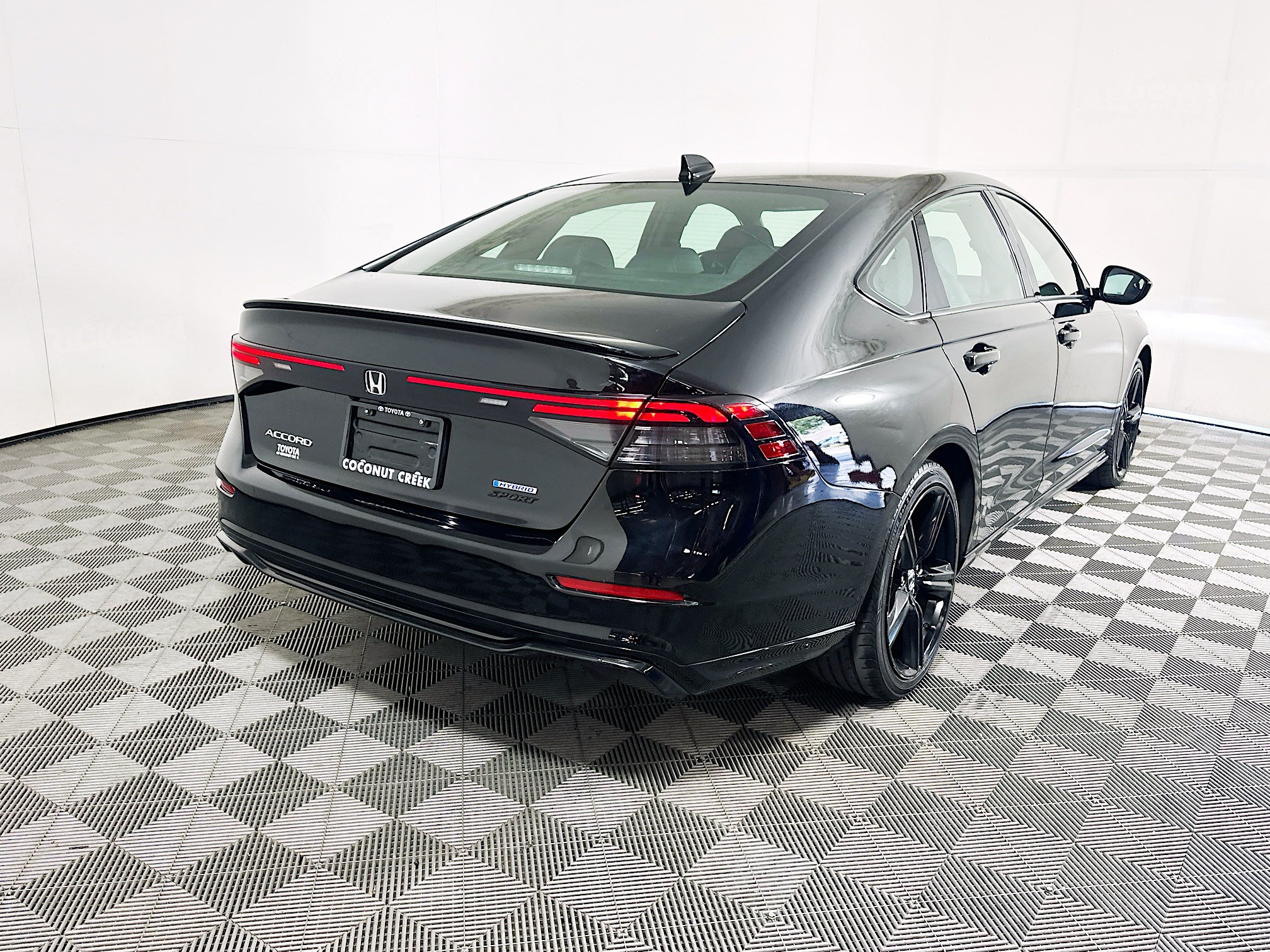 Used 2025 Honda Accord Sport image 3