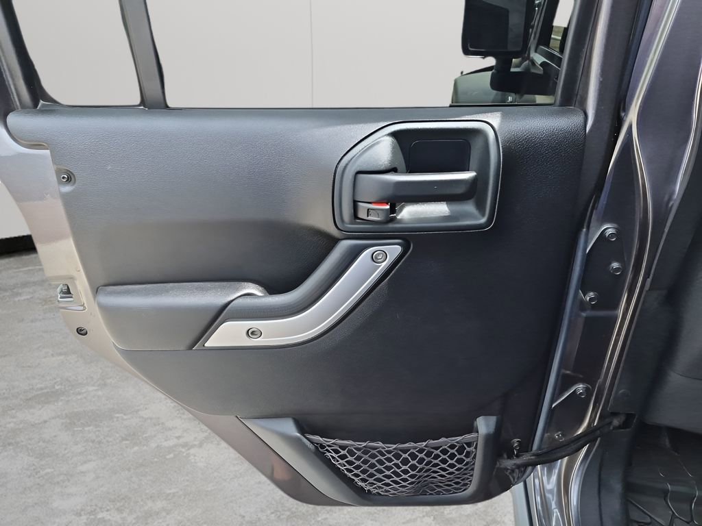 Used 2016 Jeep Wrangler Unlimited Rubicon w/ Connectivity Group image 17