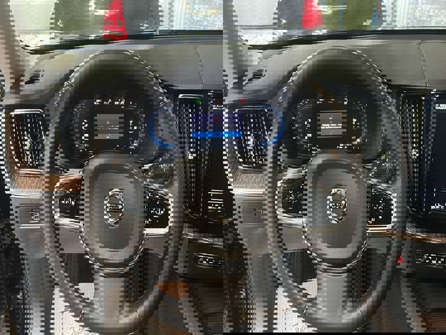 Used 2023 Volvo XC60 B5 Plus image 21