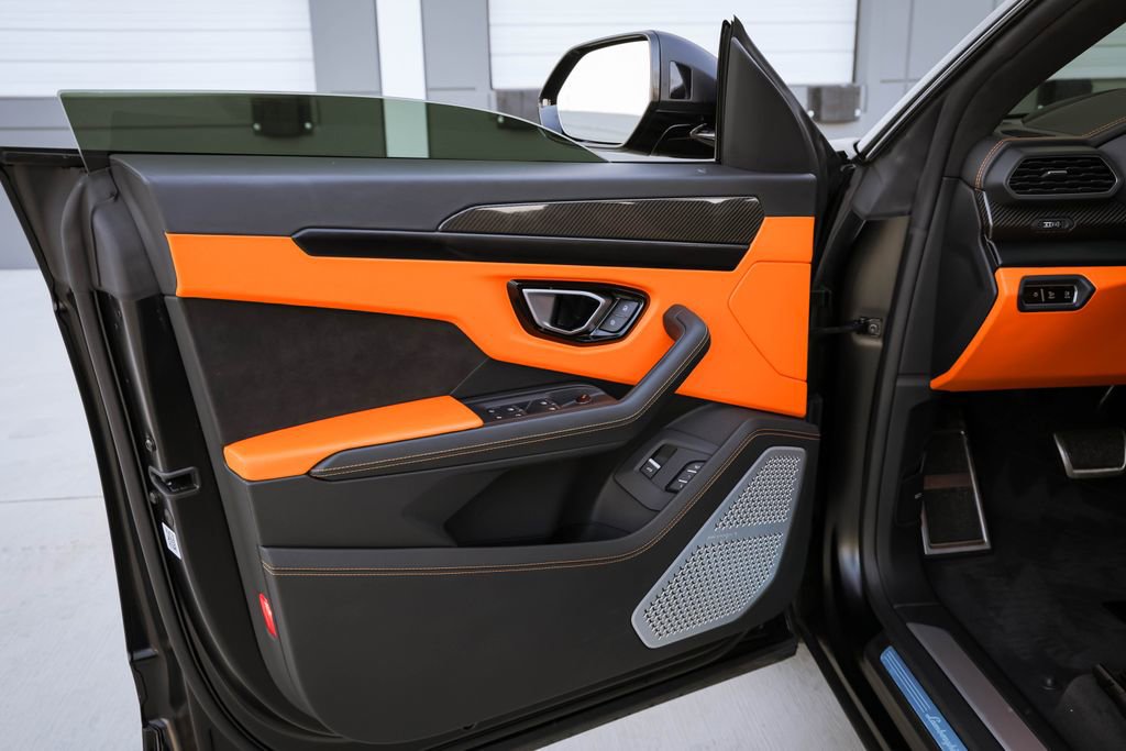 Used 2022 Lamborghini Urus image 18
