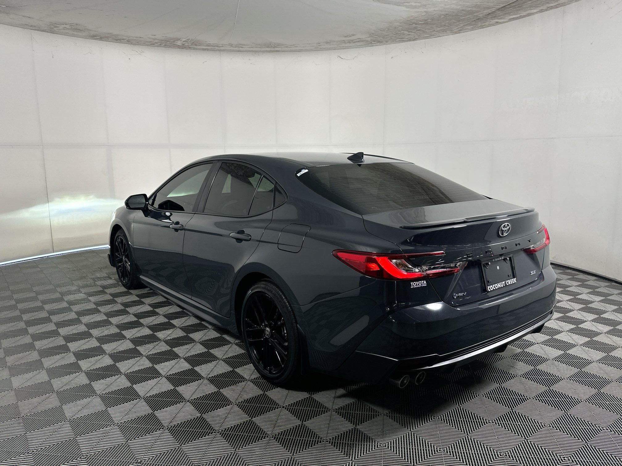 Used 2025 Toyota Camry SE FWD image 5
