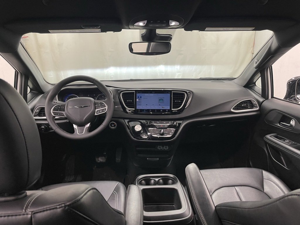 Used 2025 Chrysler Pacifica Select image 22