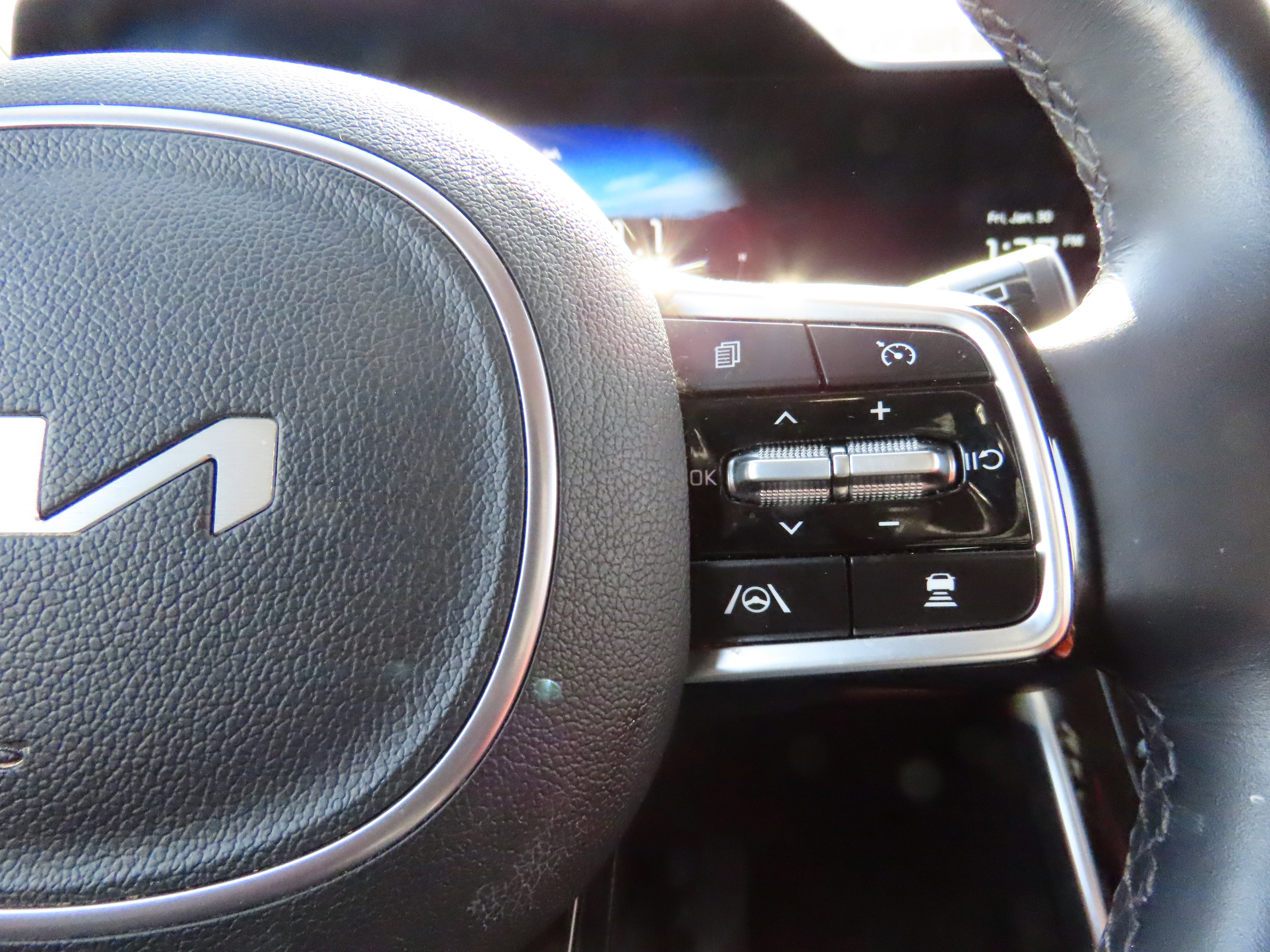 Used 2024 Kia Carnival SX Prestige image 31