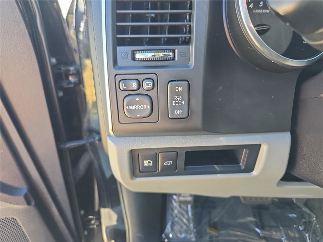 Used 2018 Toyota Sequoia Platinum RWD image 32